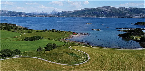 Herlaugshaugen (în prim-plan, central) văzut dinspre vest, privind spre strâmtoare și continent, în fundal. Fotografie de Hanne Bryn, NTNU University Museum, Norwegian University of Science and Technology (© Antiquity (2026). DOI: 10.15184/aqy.2026.1