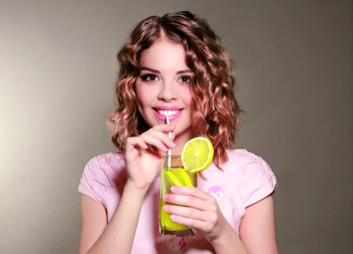 Apa caldă cu lămâie stimulează ficatul să elimine bila și reduce simptomele indigestieiclicksanatate.ro