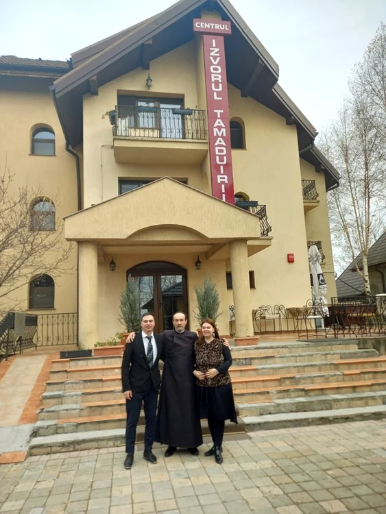 
    Elena Unc, Ștefan Banu și părintele Liviu Burlacufoto: Facebook  