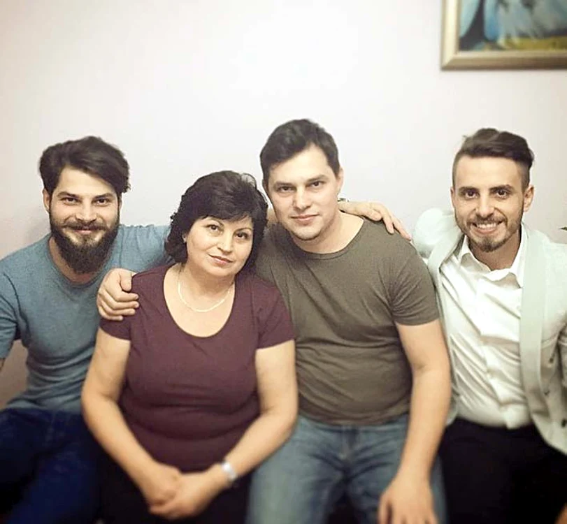 FOA (dreapta), alături  de fraţii şi mama lor
