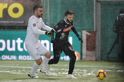 Marian Cristescu si Kamer Qaka, în duel pentru balon Foto: sportpictures.eu