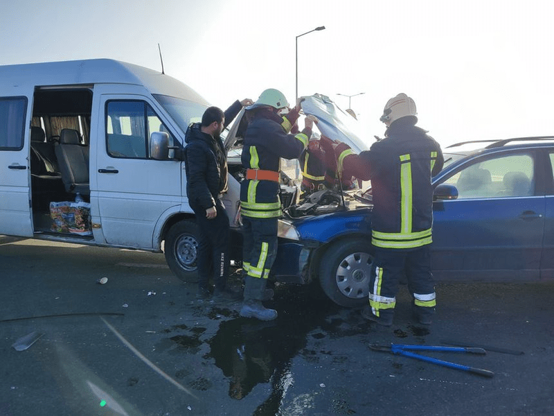 Accident rutier cu 13 persoane implicate. Cinci dintre ele,  printre care doi copii, au ajuns la spital