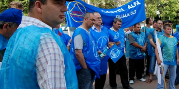 UPDATE Guvernul îşi asumă răspunderea printre huiduielile a peste 2.000 de sindicalişti