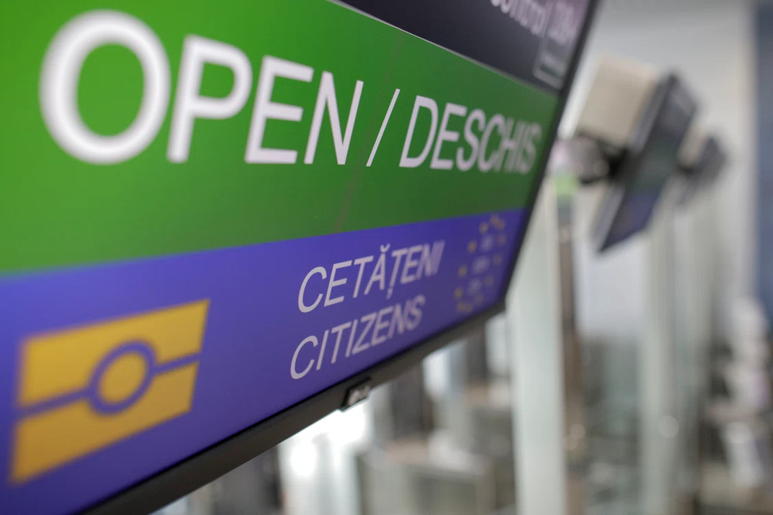 Demonstrație efectuată de reprezentanții MAI în pregătirea aderării României cu frontierele aeriene și maritime la spațiul Schengen, în aeroportul Otopeni, Ilfov. FOTO Inquam Photos / Octav Ganea