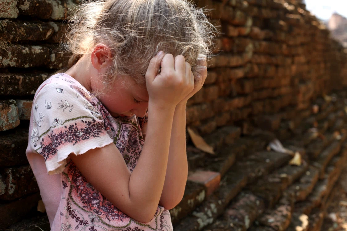 
    Fetiţa de şase ani a fost violată de către nepotul vecinii care o avea în grijă (foto: arhivă)  
