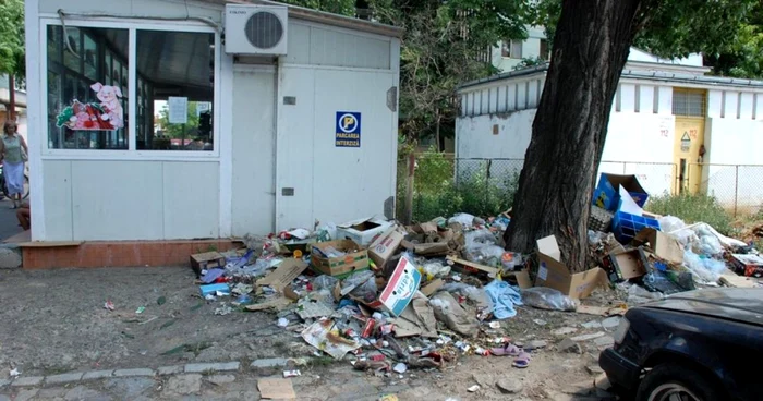 Aruncarea deşeurilor pe domeniul public, un fenomen imposibil de combătut în Brăila FOTO Florentin Coman