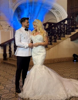 Simona Trașcă a îmbrăcat o rochie de mireasă semnată Sonia Trifan la filmările videoclipului lui Marian Buzilă foto: arhiva personală 