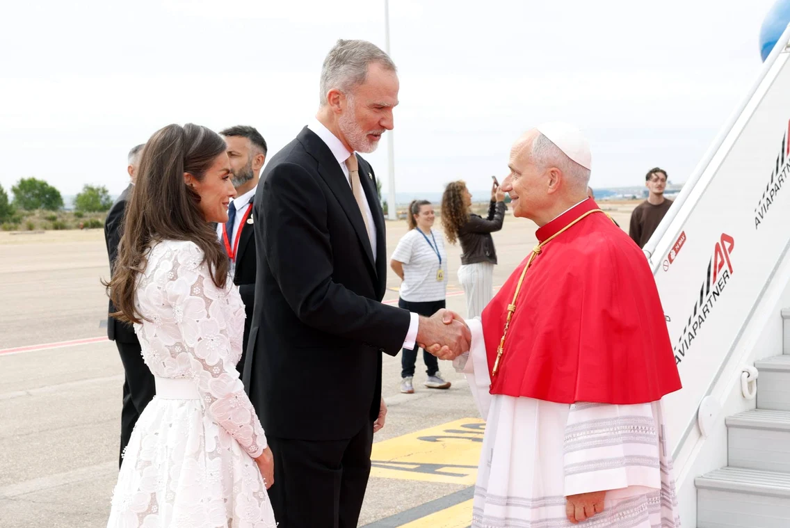 Regina Letizia și Regele Felipe la întâlnirea cu Papa Leon la aeroport. FOTO: Casa Regală spaniolă