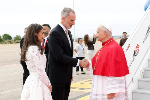 Regina Letizia și Regele Felipe la întâlnirea cu Papa Leon la aeroport. FOTO: Casa Regală spaniolă
