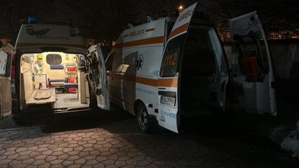 O femeie a murit în drum spre spital, după ce a fost mutată dintr-un cămin de bătrâni închis. Polițiștii au deschis o anchetă