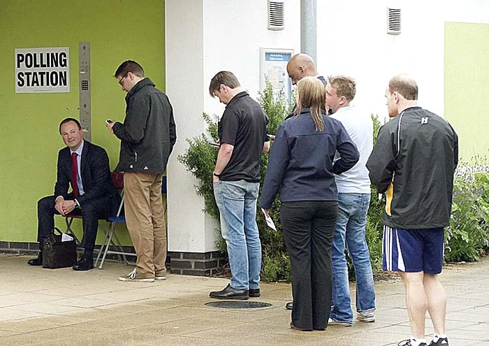 
    După 7.00 s-au format cozi cu cei care mergeau la serviciu  