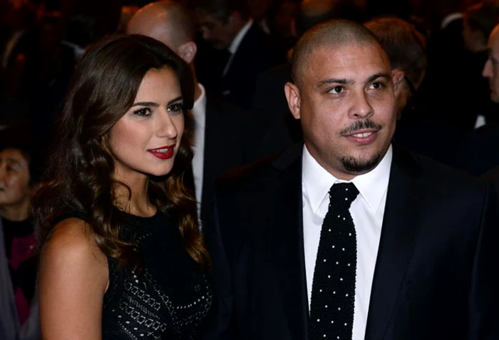 Brazilianul Ronaldo şi logodnica sa