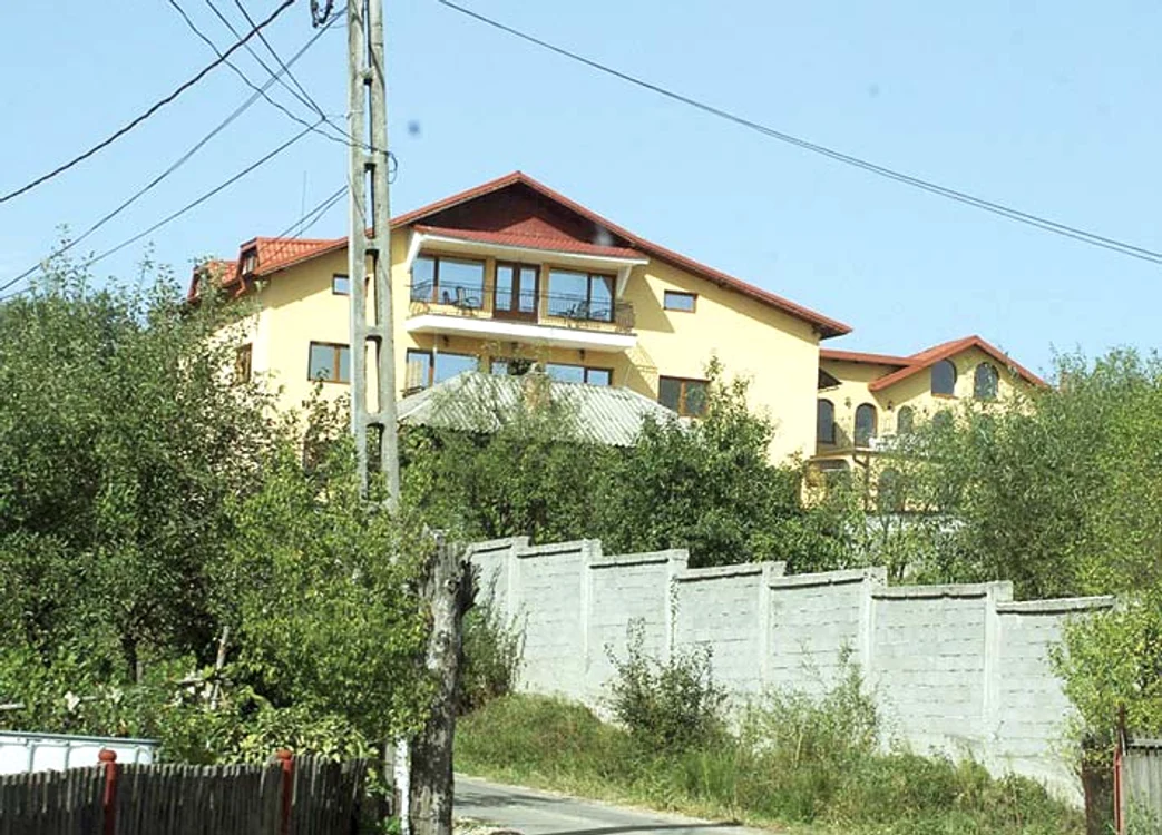 Naistul și soția locuiesc de ani buni împreună în vila lui Zamfir