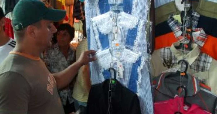 Râmnicu Vâlcea: Părinţii cumpără rechizite şi uniforme şcoale direct din depozit