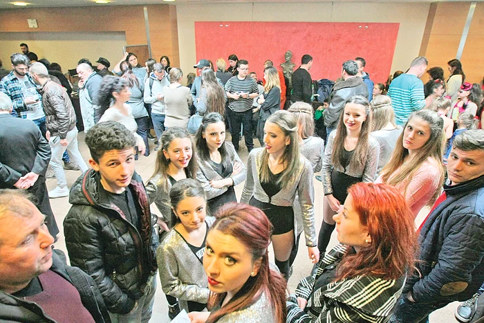 Cu mic cu mare, românii talentaţi  s-au adunat ieri la Bucureşti.  Preselecţiile continuă şi azi.