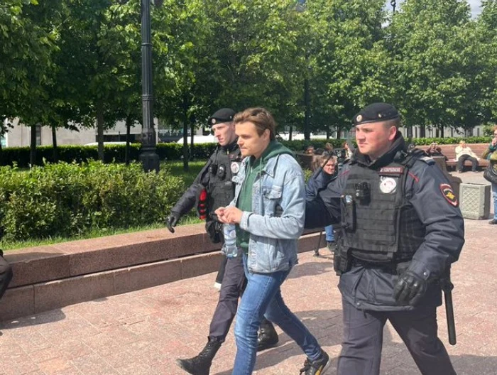 Tânăr arestat pentru că a ieșit în stradă să-și exprime sprijinul față de Navalnîi FOTO Twitter