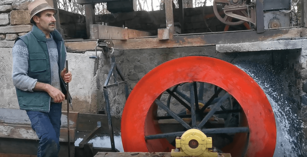 Un maramureșean a scăpat de coșmarul facturilor mari. Cum arată moara care va produce energie electrică