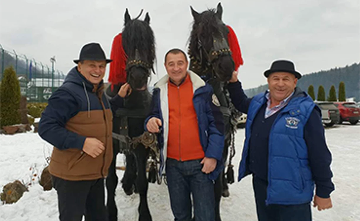 
    Nea Rață a fost acasă la Nea Marin când a filmat pentru emisiunea acestuia „Serviți, vă rog!”  
