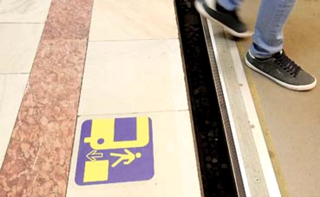 La marginea peronului au fost amplasate afişe autocolante galbene, pe fond mov, în care apar un tren, un peron, un călător şi o săgeatăFoto: Dorin Constanda/Sever Gheorghe