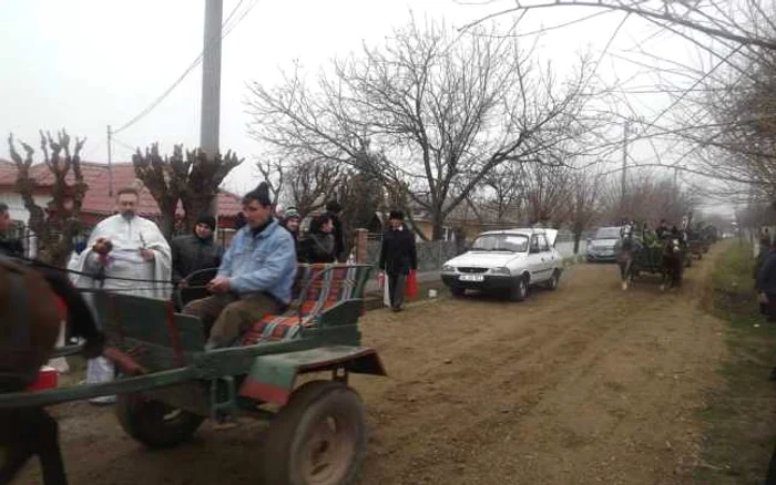 Căruţele se încolonează pe strada principală a satului pentru a fi sfinţite. Foto: Facebook