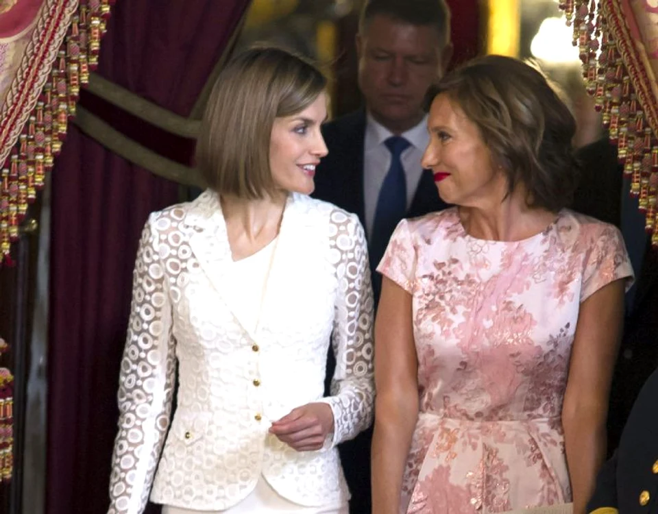 
    Ținutele lui Carmen Iohannis: Prima Doamnă a fost în vizită la designerul pe care îl adoră Regina LetiziaFoto: Arhiva personală  