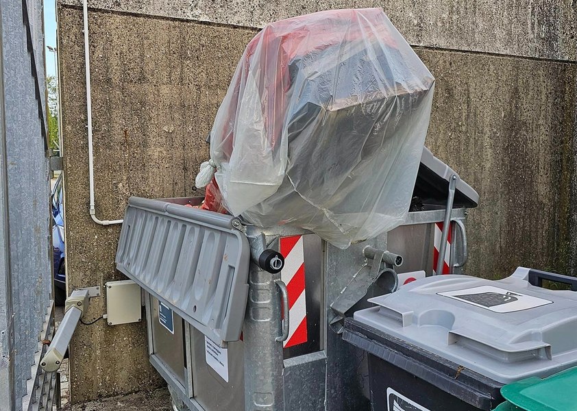 Descoperire macabră. Sicriu aruncat la tomberon, la doi pași de cimitir