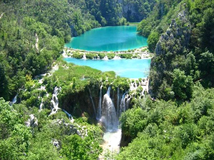 Cele mai frumoase locuri din Croaţia: Lacurile Plitvice sunt faimoase pentru culorile lor unice, printre care turcoaz, verde, albastru şi gri