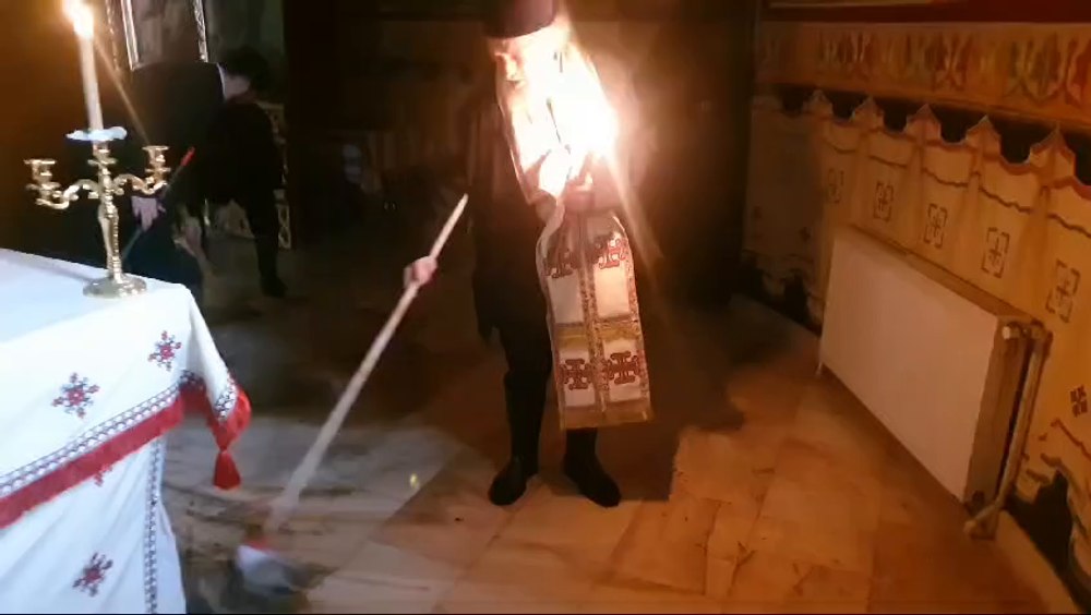 Arhiepiscopul Casian Crăciun a curățat de nămol o biserică grav afectată de inundații: „Împreună trecem mai ușor peste necazuri!”