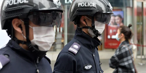 CASCA DE POLITIE CU DETECTOR DE TEMPERATURA CORPORALA coronavirus în China FOTO Mediafax / Hepta / Zuma Press