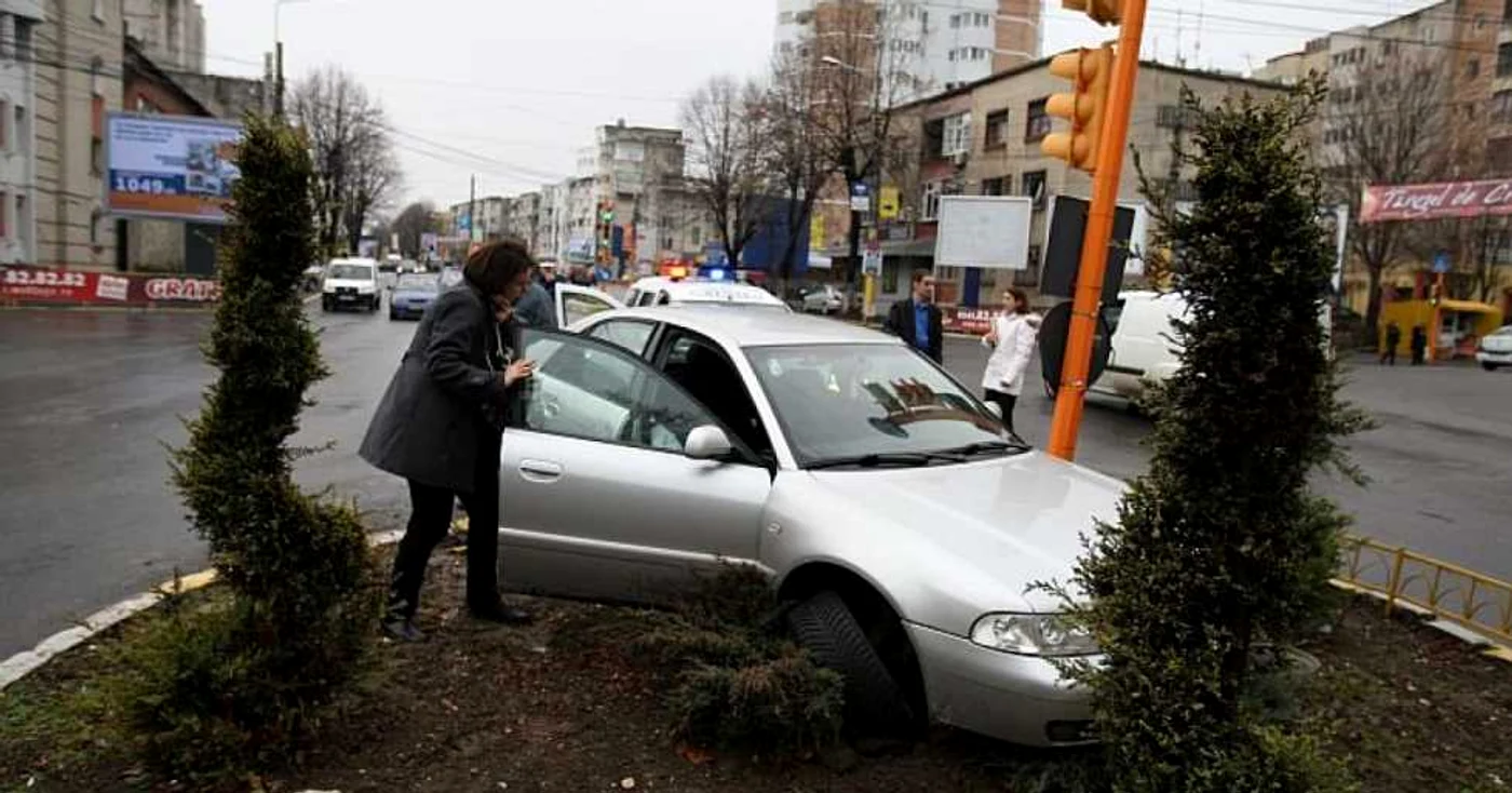 Audi tamponat de autobuz