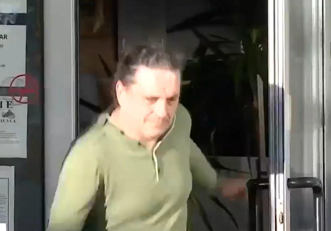 Mihai Pascu a venit la Poliție făcând jogging. Sursă foto: Captură video Antena 3