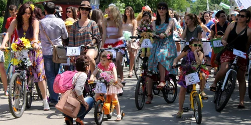 fete pe biciclete