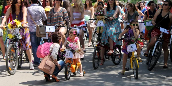 fete pe biciclete