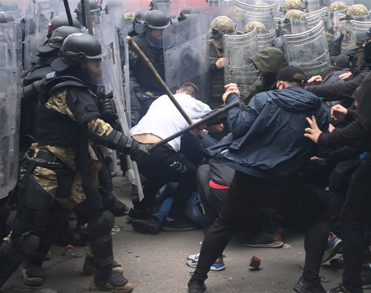 Mai mulţi membri ai KFOR au fost răniţi în confruntările din nordul Kosovo