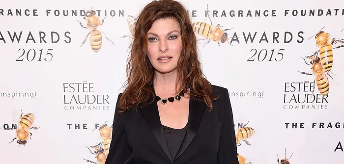 Linda Evangelista într-un sacou negru