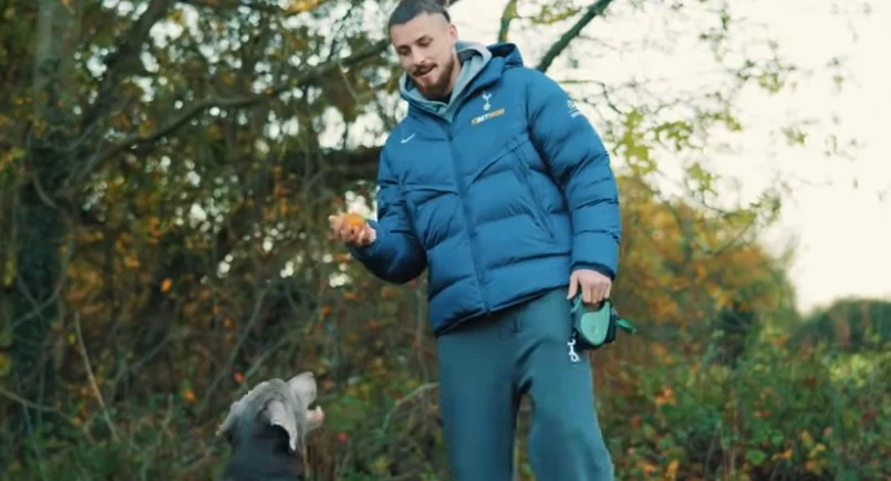 Imagini inedite cu Radu Drăgușin. Stoperul român, filmat la cratiță și punându-și câinele pe fugă