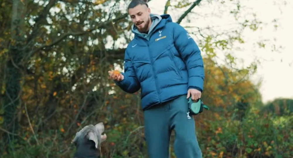 Imagini inedite cu Radu Drăgușin. Stoperul român, filmat la cratiță și punându-și câinele pe fugă