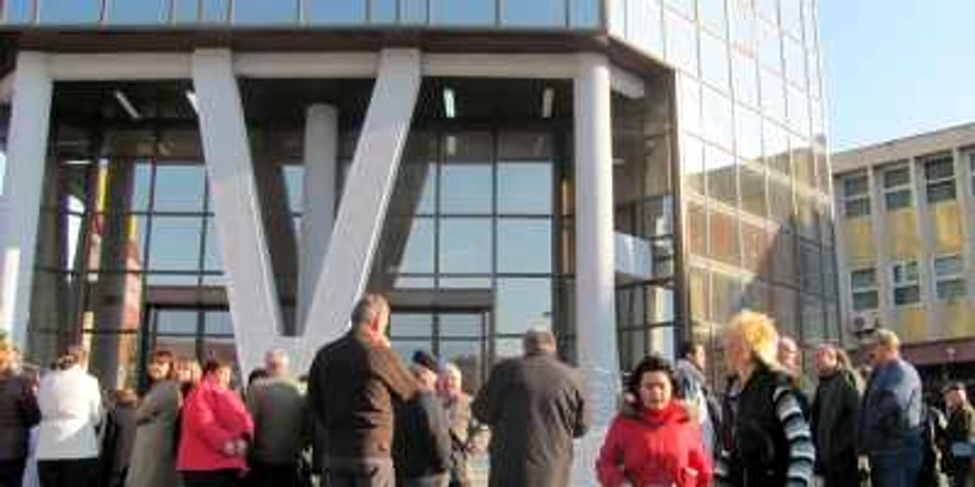 Zeci de angajaţi de la Finanţe au protestat astăzi în faţa instituţiei