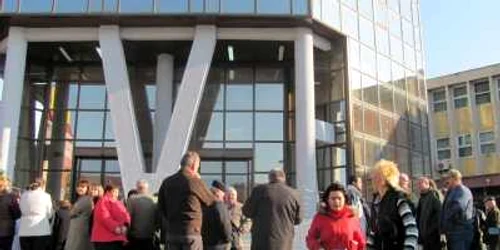 Zeci de angajaţi de la Finanţe au protestat astăzi în faţa instituţiei