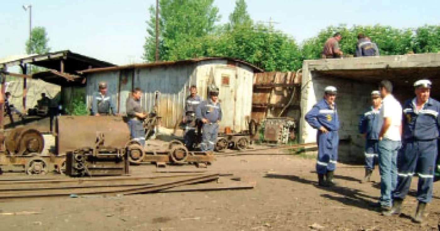 Mineri blocaţi în subteranul în flăcări