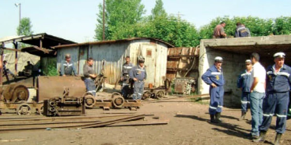 Mineri blocaţi în subteranul în flăcări