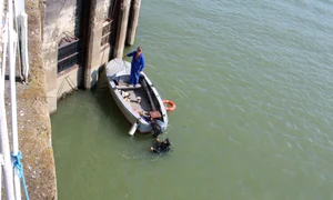 Scafandrii au fost mobilizați la Priza Dunării din Galați Foto:Apă Canal 