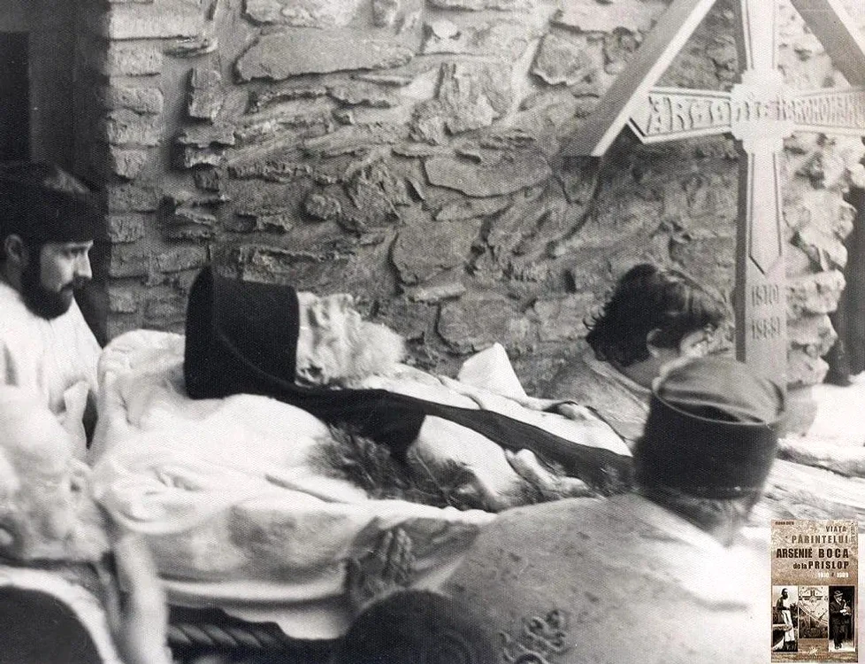Înmormântarea lui Arsenie Boca, 4 decembrie 1989. Foto: Roncea.ro.