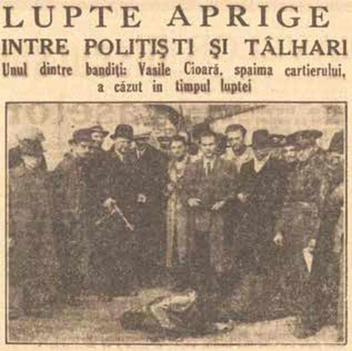 Polițiștii lui Alimănescu fotografiați lângă cadavrul celebrului bandit Vasile Cioară, spaima cartierului Colentina