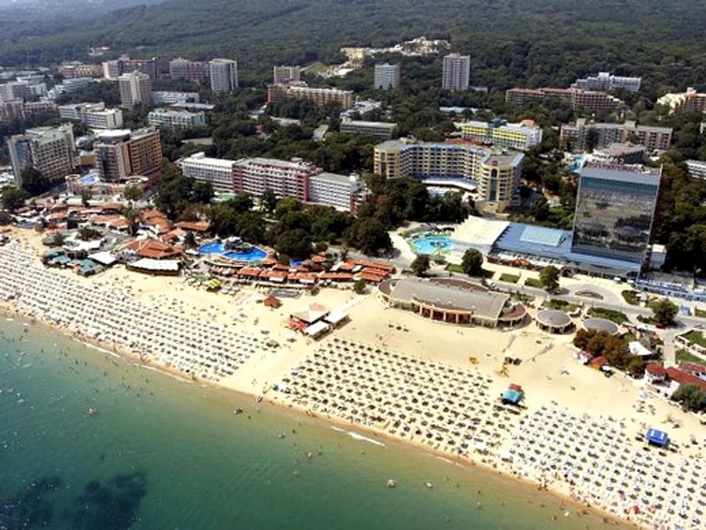 
    Românii susţin că maşinile le-au fost furate din faţa hotelurilor din Nisipurile de aur  