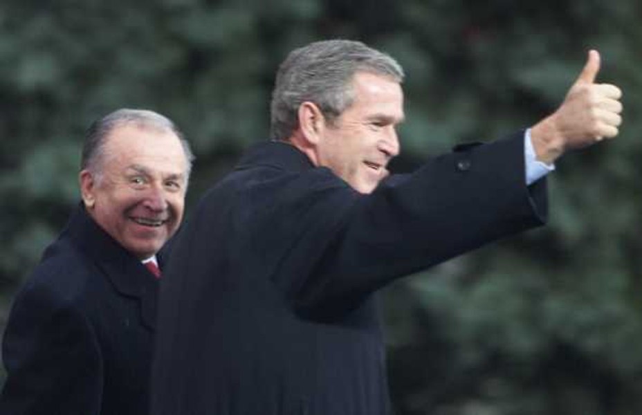 George W. Bush în Piața Revoluției din București, discutând despre relațiile NATO și moartea lui Freddie Mercury. | sursa foto: Adevarul George W. Bush în Piața Revoluției din București, discutând despre relațiile NATO și moartea lui Freddie Mercury. | sursa foto: Adevarul