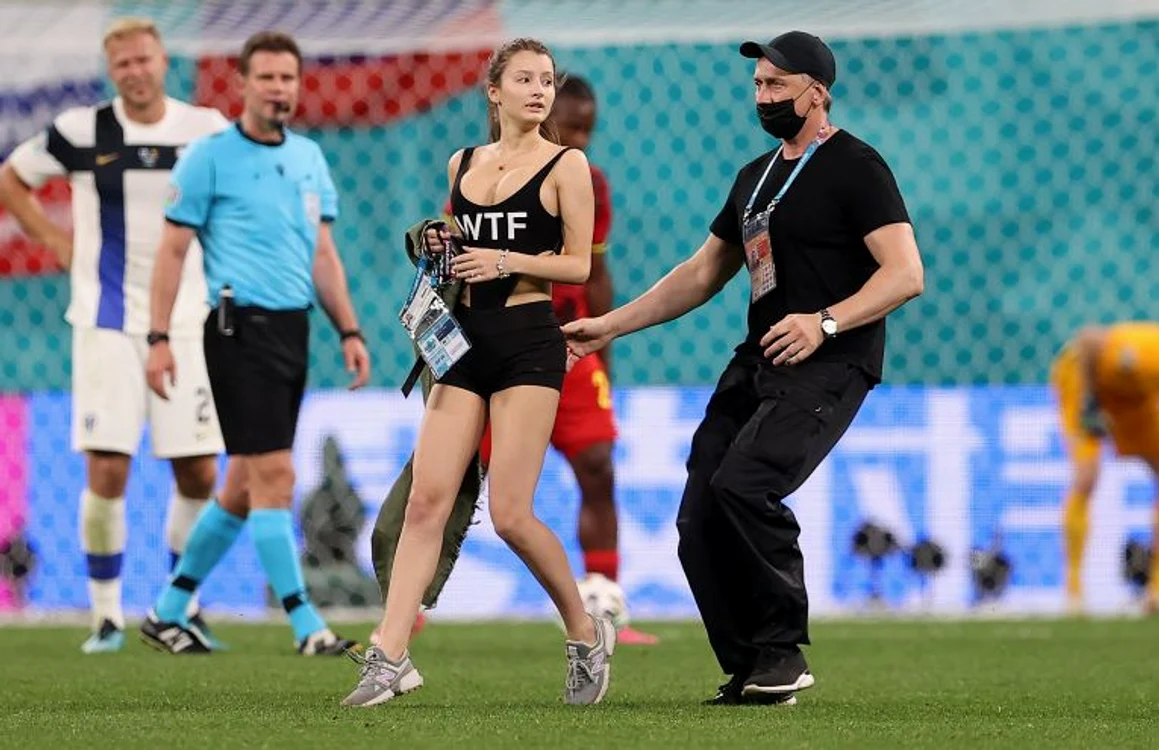 
    Frumoasa domnișoară a luat ochii tuturor celor de pe stadion, dar a fost prinsă de stewarziFOTO: Guliver/ Gettyimages  