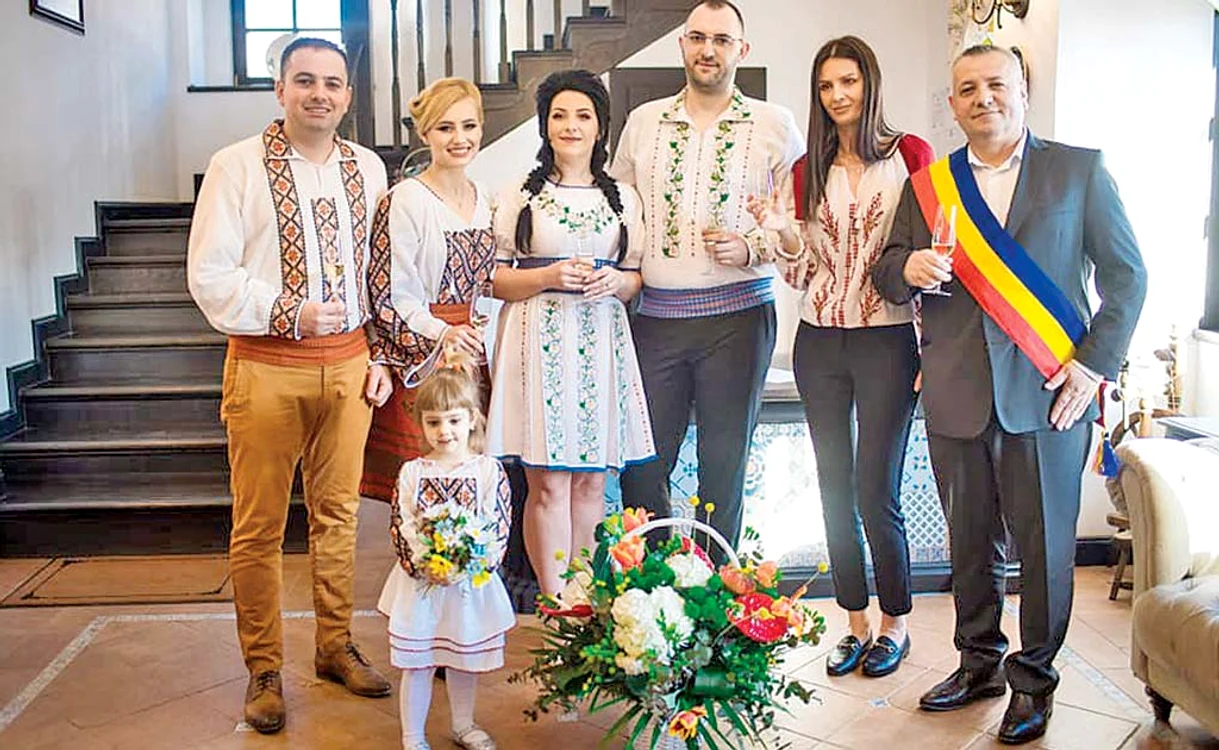 Iulia (mijloc) a avut o nuntă ca-n poveşti
