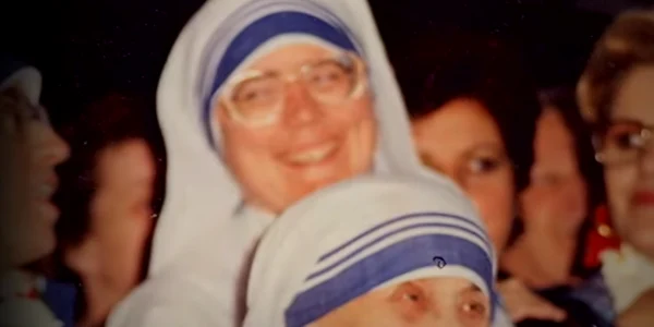 Călugăriţa Mary Johnson a părăsit ordinul Misionarele Carităţii în 1997 şi a publicat un volum de memorii despre experineţa ei FOTO captură You Tube
