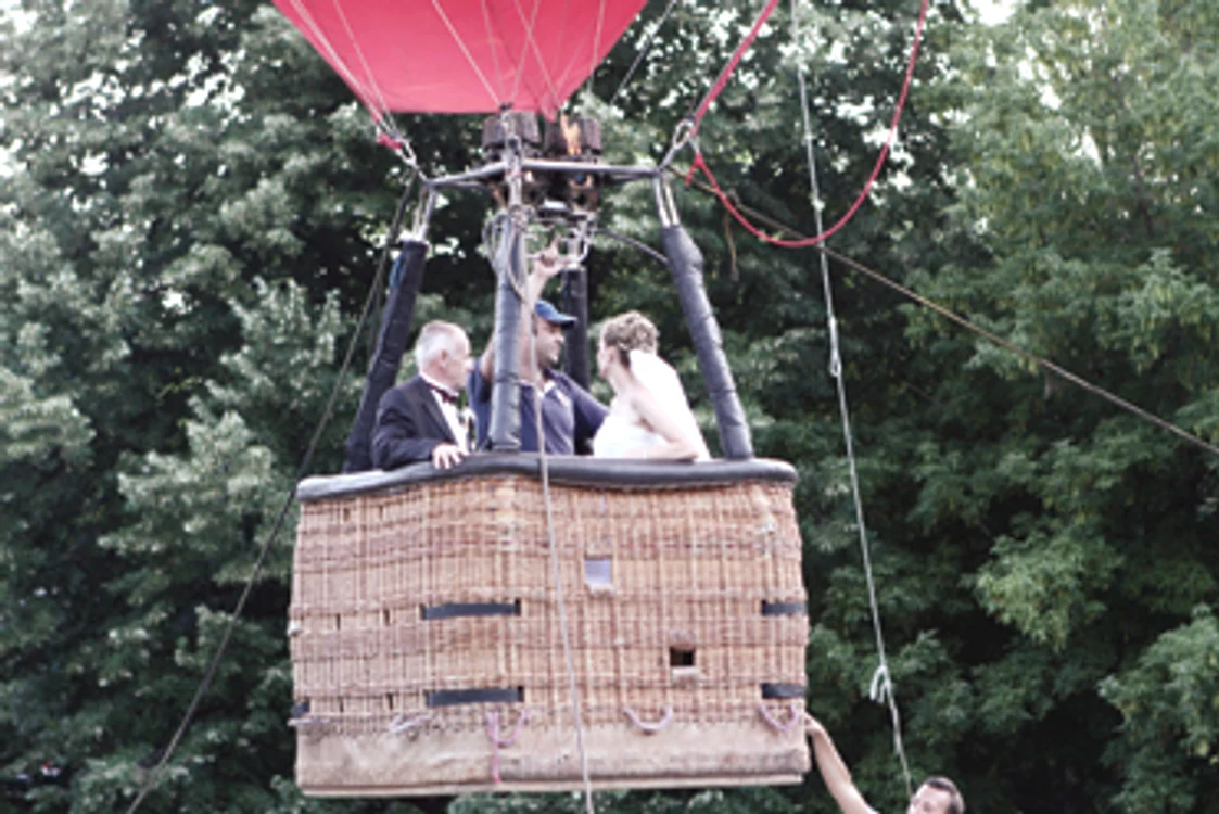 Mireasa furată de naş  a fost plimbată cu balonul